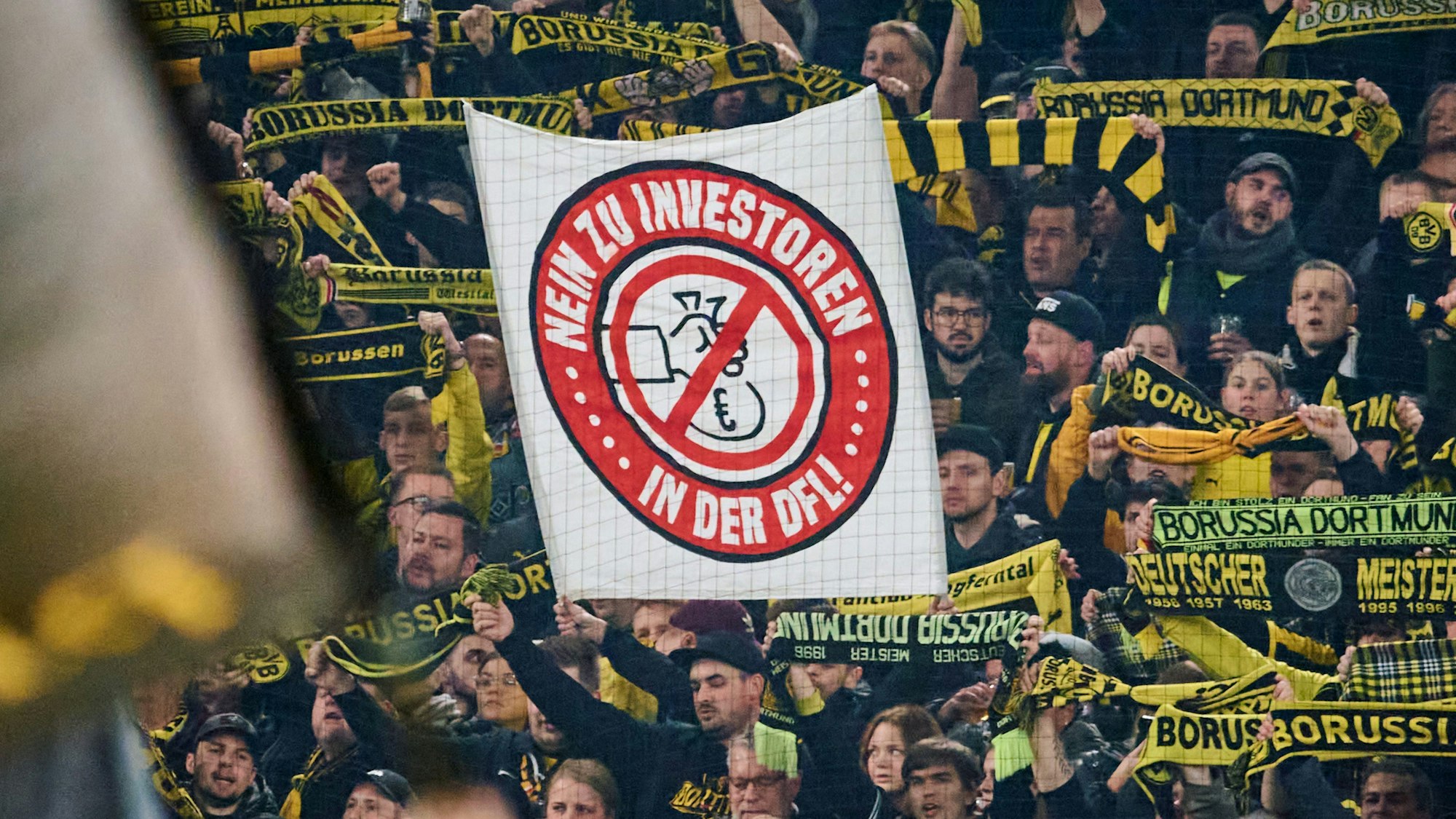 Dortmunds Fans zeigen ein Transparent mit der Aufschrift „Nein zu Investoren in der DFL!“