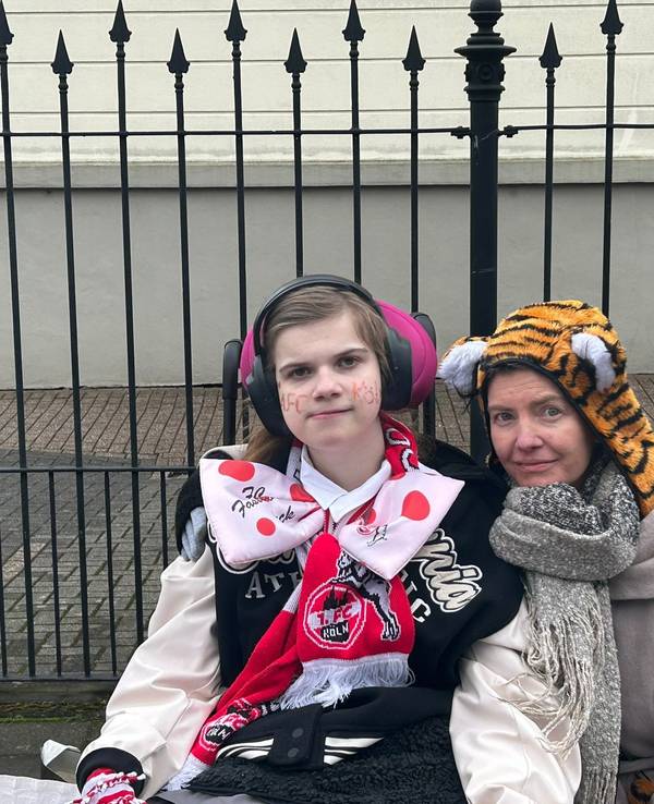 Laura und ihre Mutter Claudia beim Rosenmontagszug.