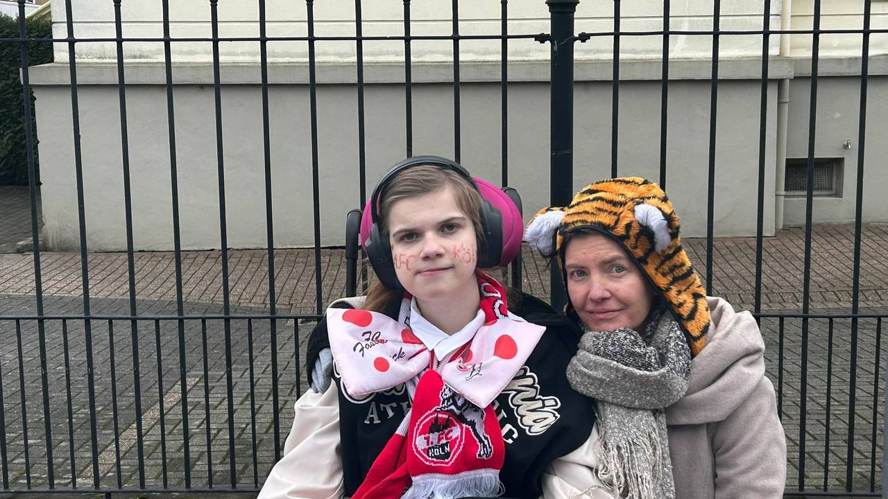 Laura und ihre Mutter Claudia beim Rosenmontagszug.