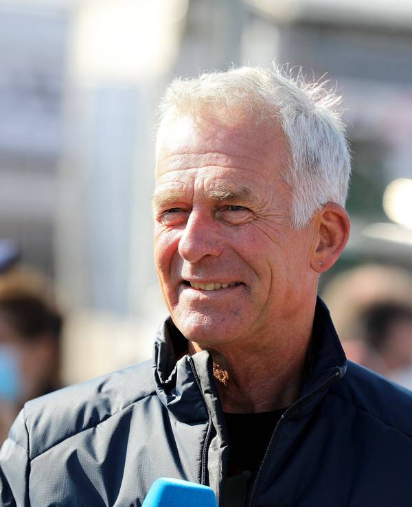 Christian Danner spricht in der Boxengasse ins Mikrofon.