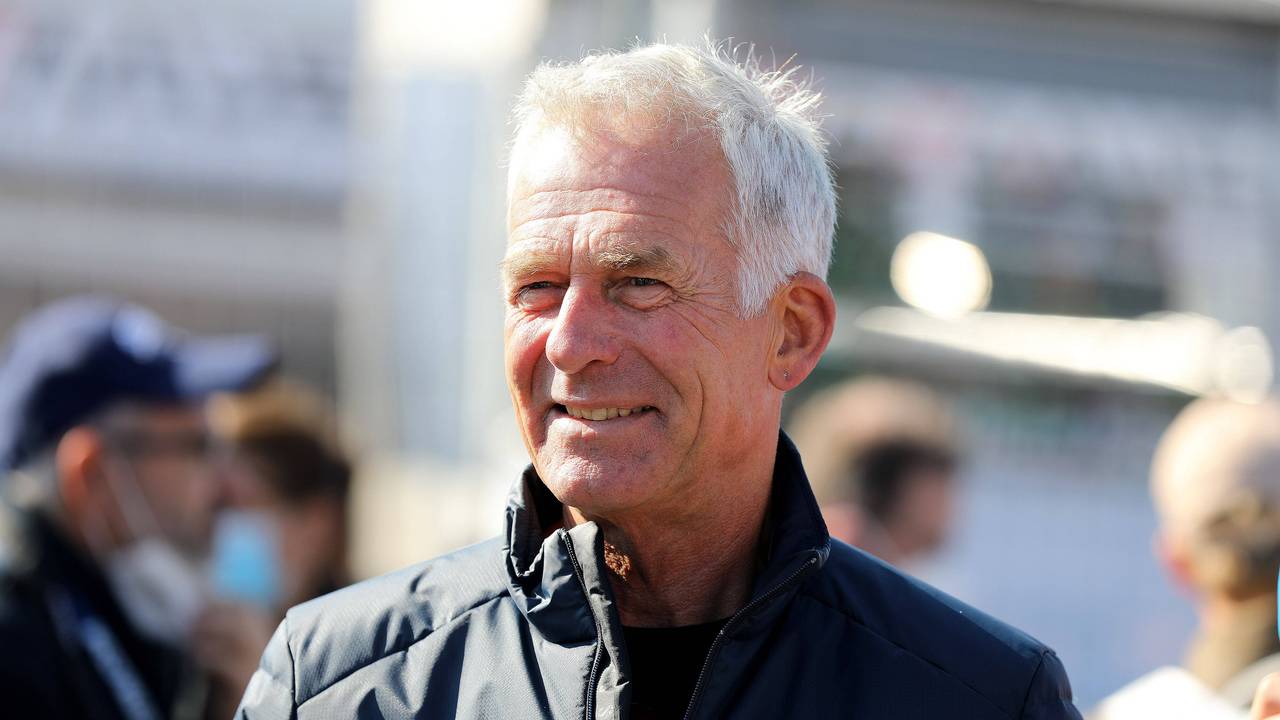 Christian Danner spricht in der Boxengasse ins Mikrofon.
