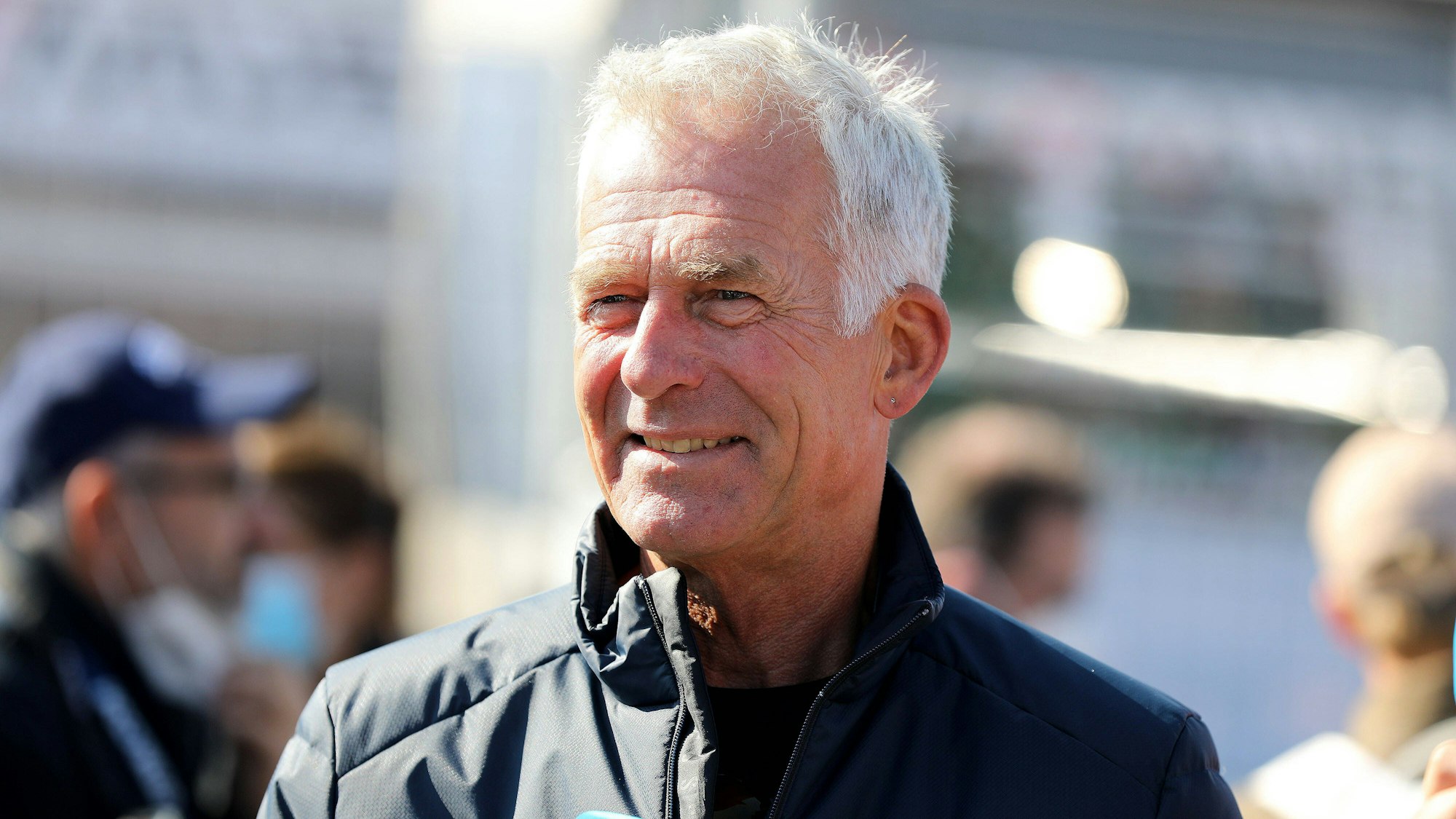 Christian Danner spricht in der Boxengasse ins Mikrofon.