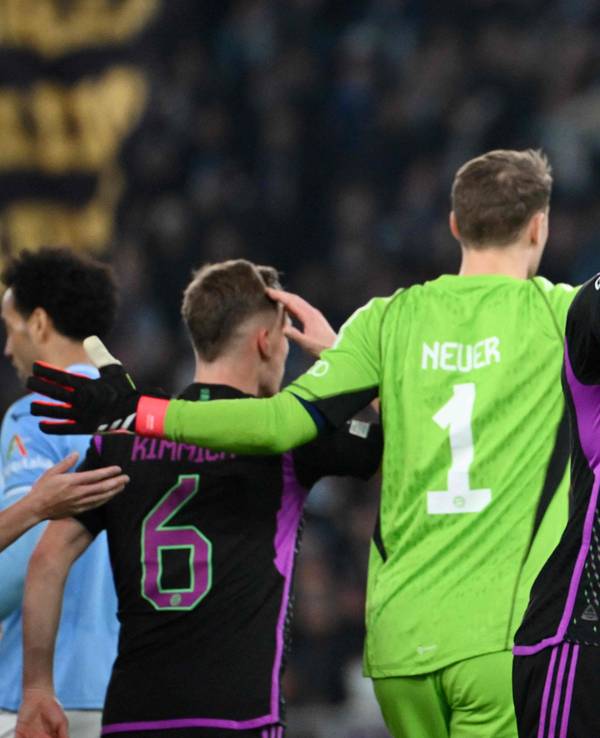 Dayot Upamecano fasst sich nach seinem Platzverweis an den Kopf.