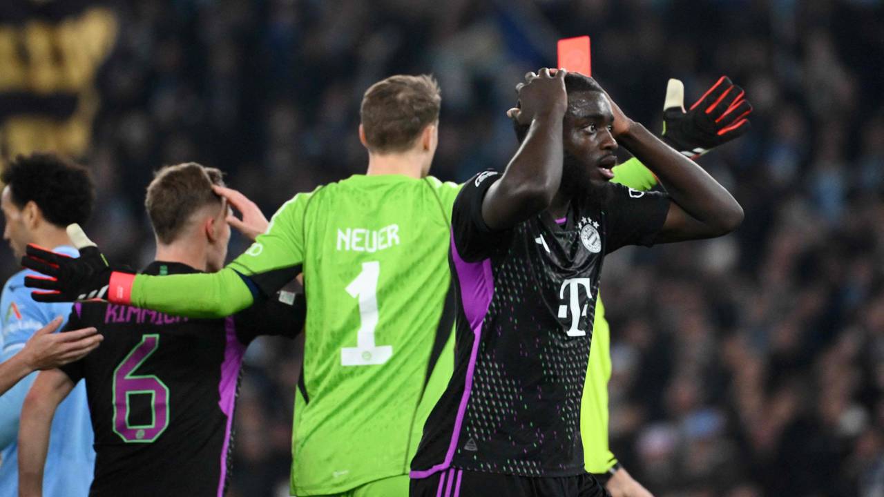 Dayot Upamecano fasst sich nach seinem Platzverweis an den Kopf.