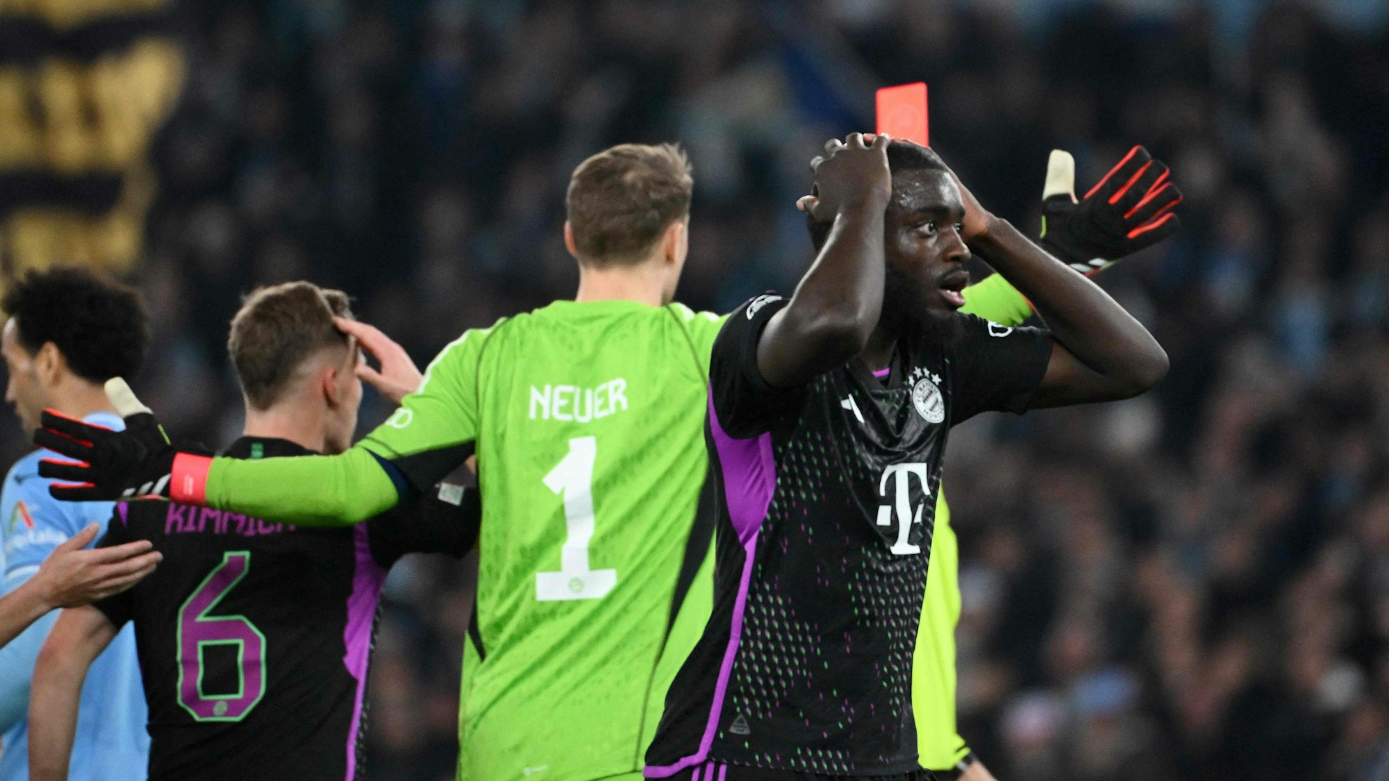 Dayot Upamecano fasst sich nach seinem Platzverweis an den Kopf.