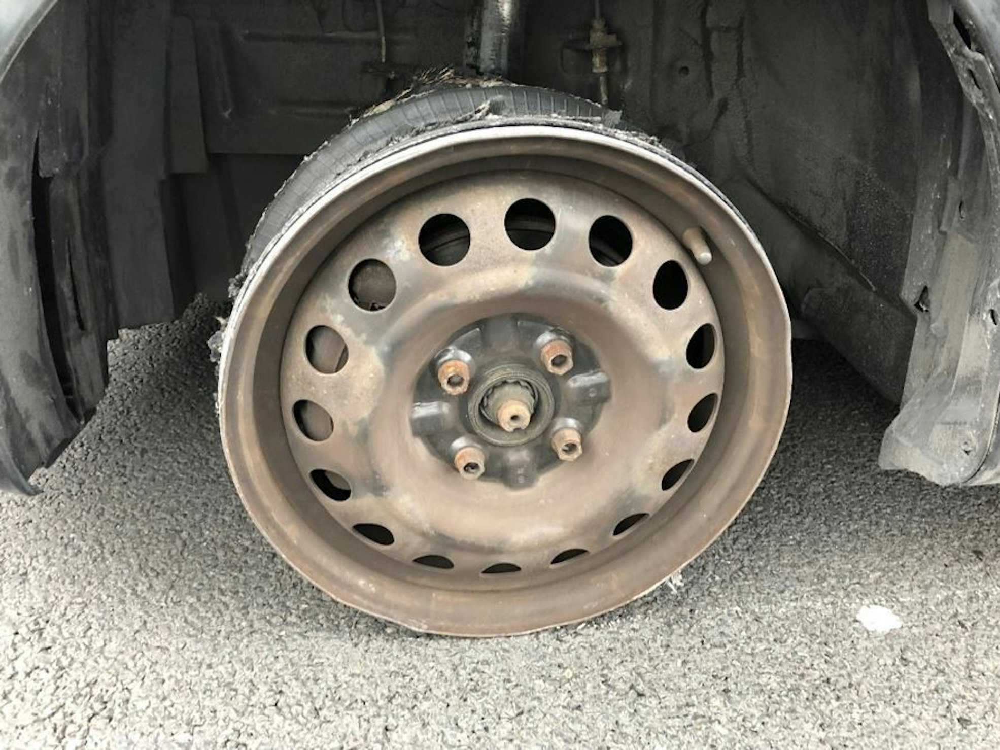 Die blanke Felge an einem Auto.