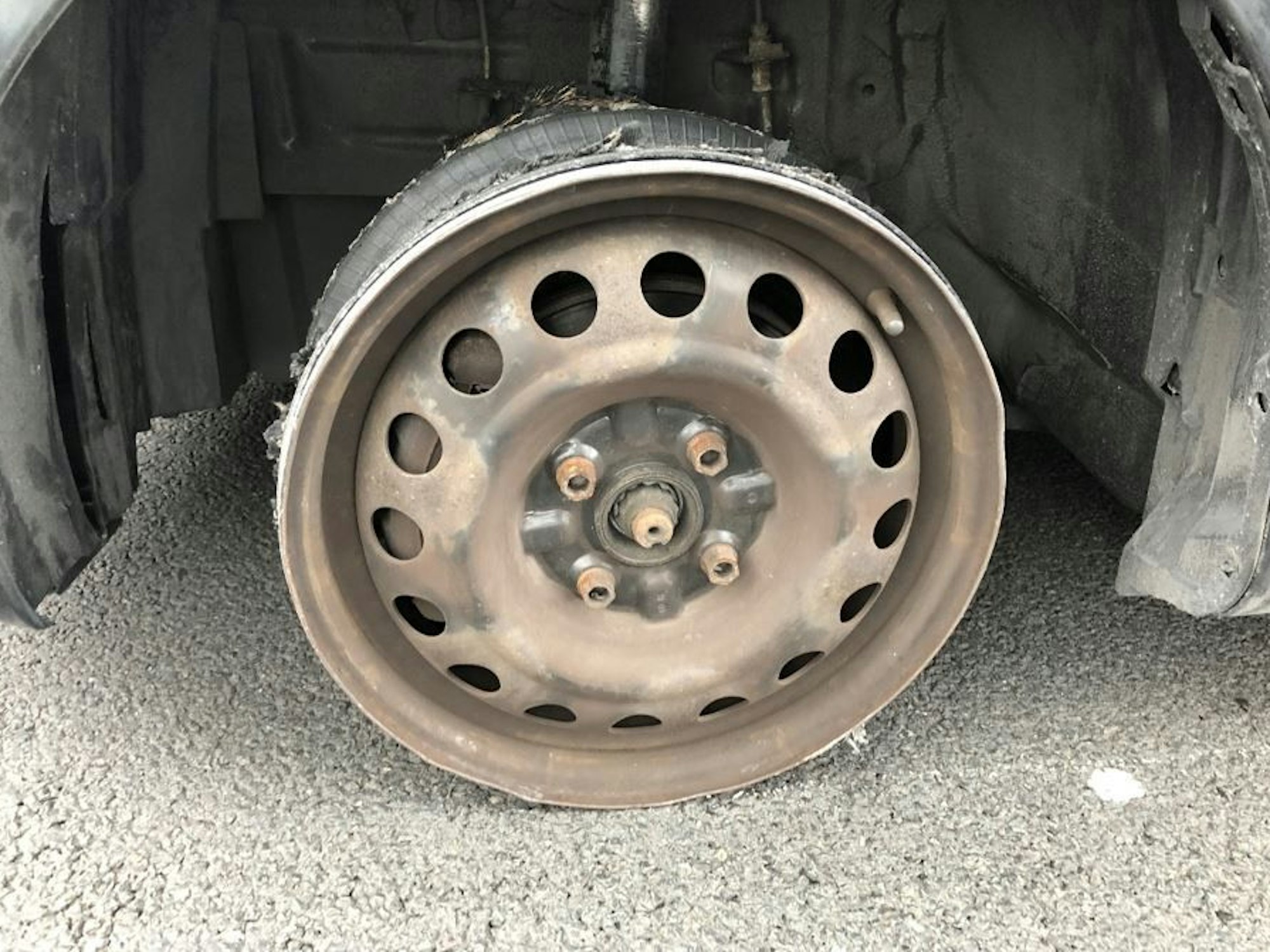 Die blanke Felge an einem Auto.