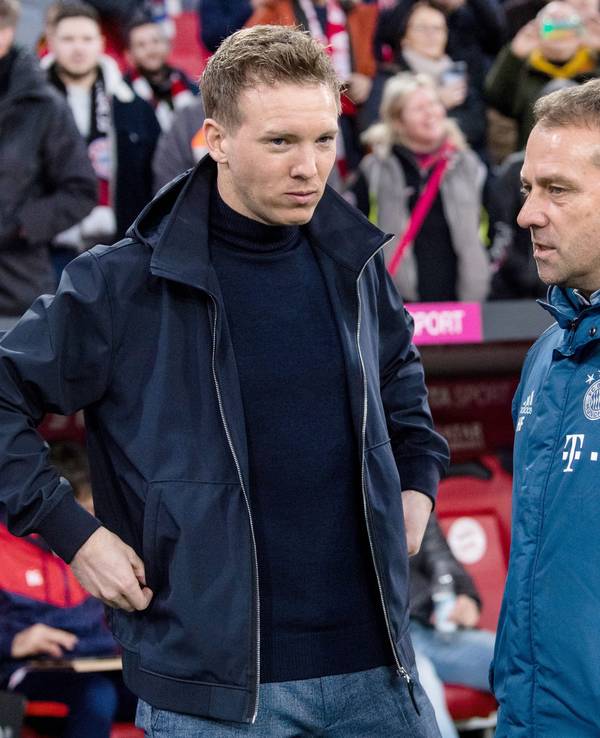 Münchens damaliger Trainer Hansi Flick (r) und Leipzigs damaliger Trainer Julian Nagelsmann begrüßen sich vor Spielbeginn.