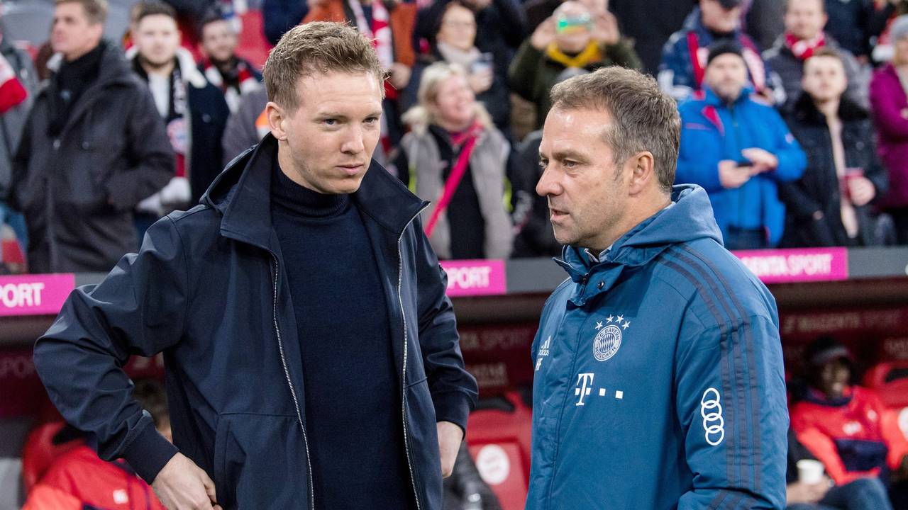 Münchens damaliger Trainer Hansi Flick (r) und Leipzigs damaliger Trainer Julian Nagelsmann begrüßen sich vor Spielbeginn.