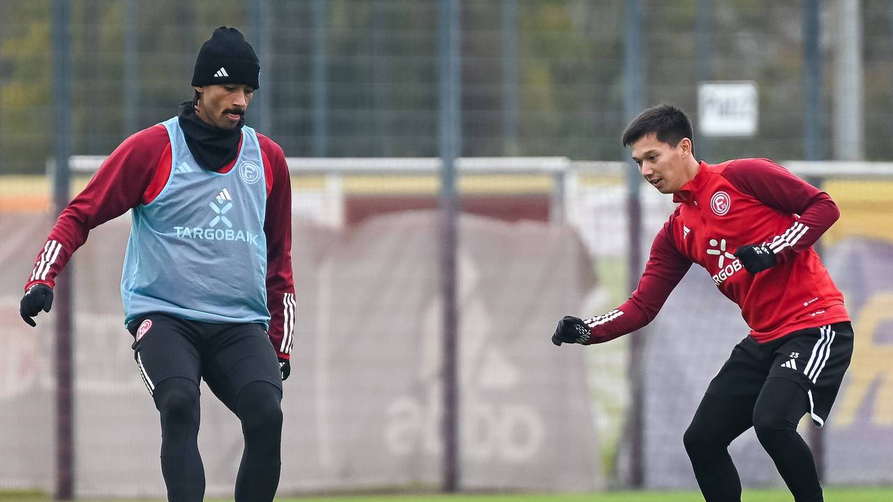 Fortuna Düsseldorfs Emmanuel Iyoha passt den Ball im Training, Shinta Appelkamp attackiert ihn dabei.