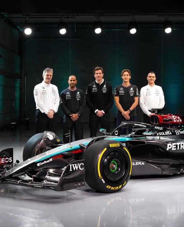 Der Technische Direktor James Allison, Lewis Hamilton, Teamchef Toto Wolff, George Russel und Motoren-Chef Hywel Thomas mit dem neuen Formel-1-Wagen von Mercedes.