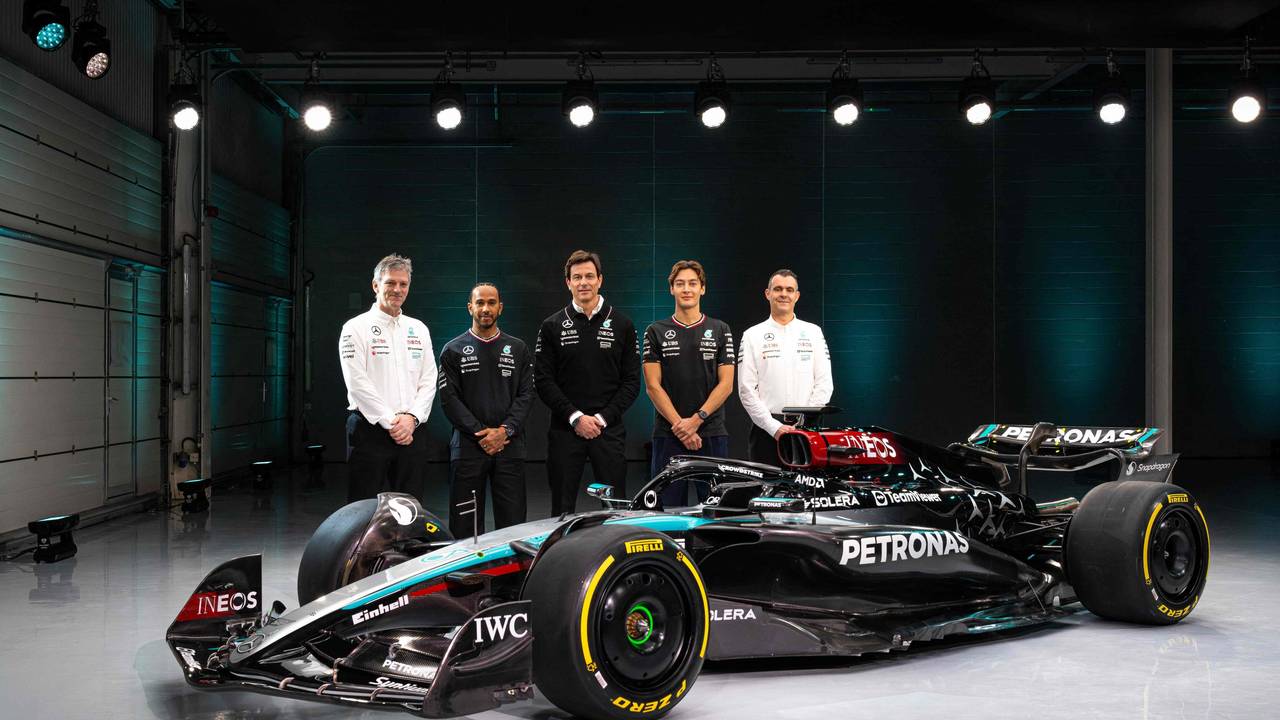 Der Technische Direktor James Allison, Lewis Hamilton, Teamchef Toto Wolff, George Russel und Motoren-Chef Hywel Thomas mit dem neuen Formel-1-Wagen von Mercedes.