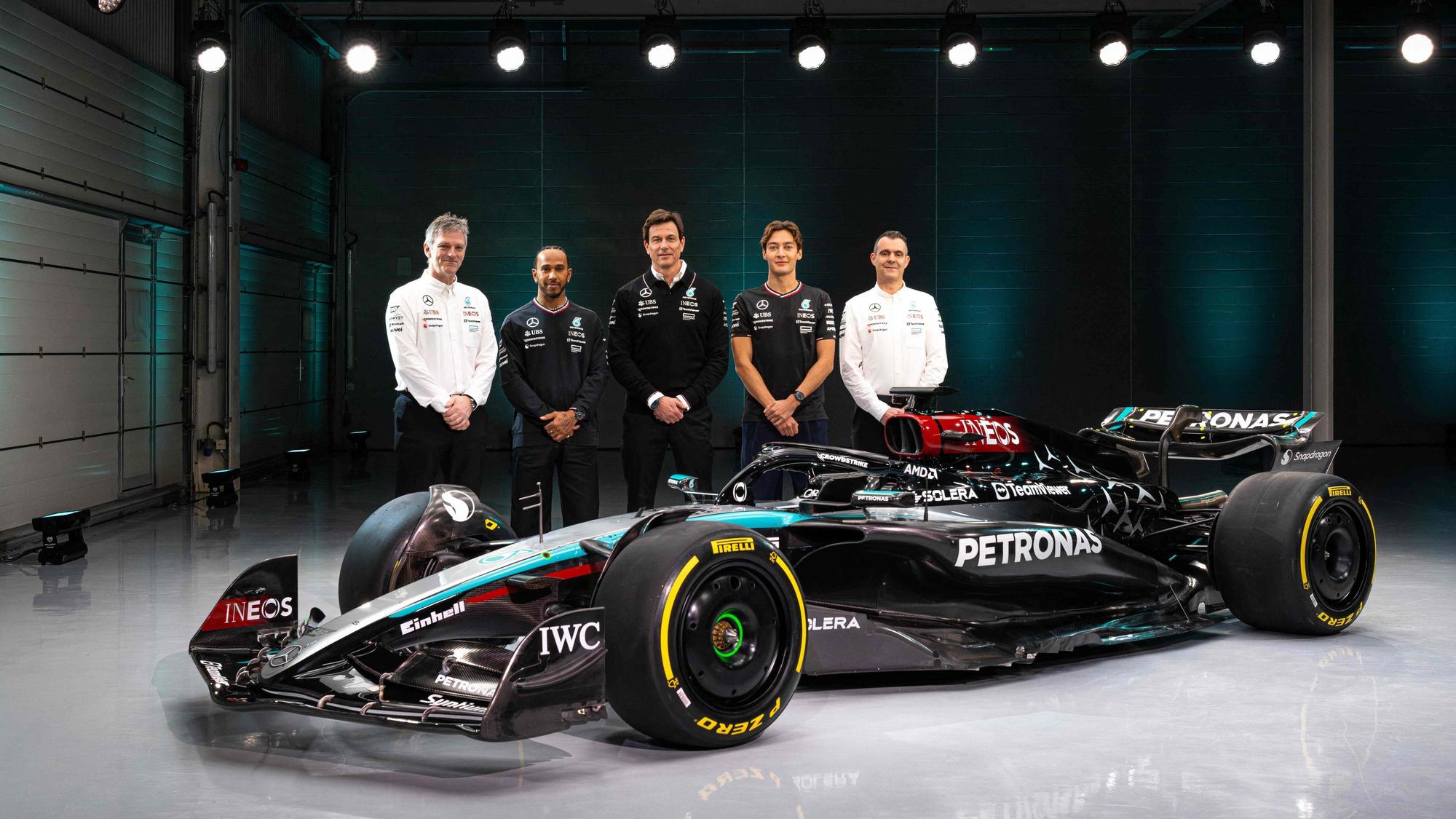 Der Technische Direktor James Allison, Lewis Hamilton, Teamchef Toto Wolff, George Russel und Motoren-Chef Hywel Thomas mit dem neuen Formel-1-Wagen von Mercedes.
