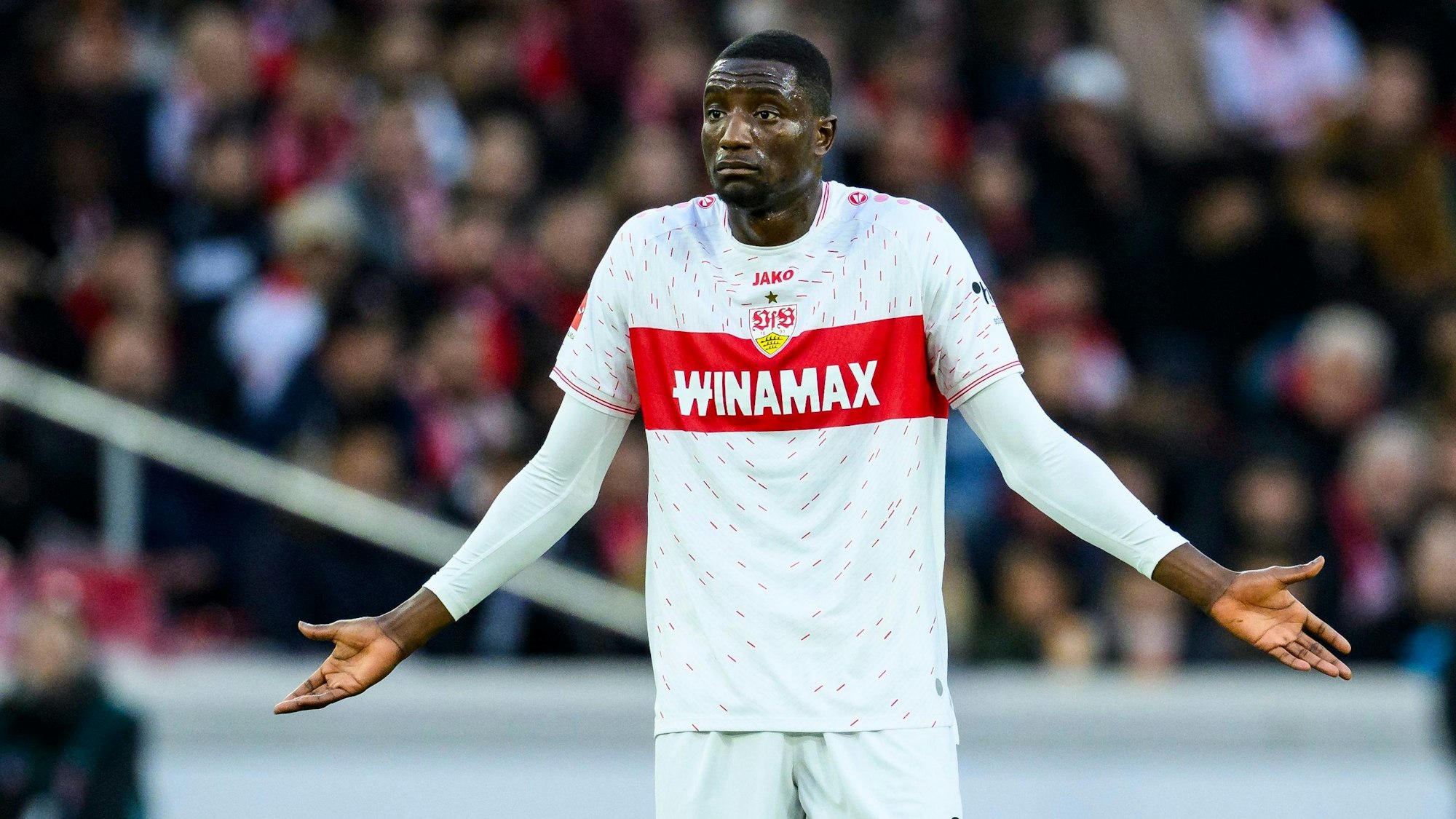 Serhou Guirassy steht im Trikot des VfB Stuttgart auf dem Platz.