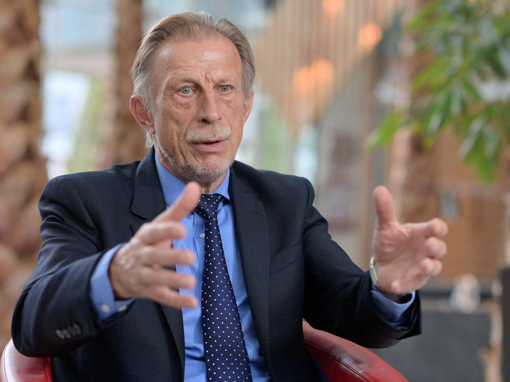 Christoph Daum während eines Interview mit der Deutschen Presse Agentur in einem Hotel am Flughafen München.