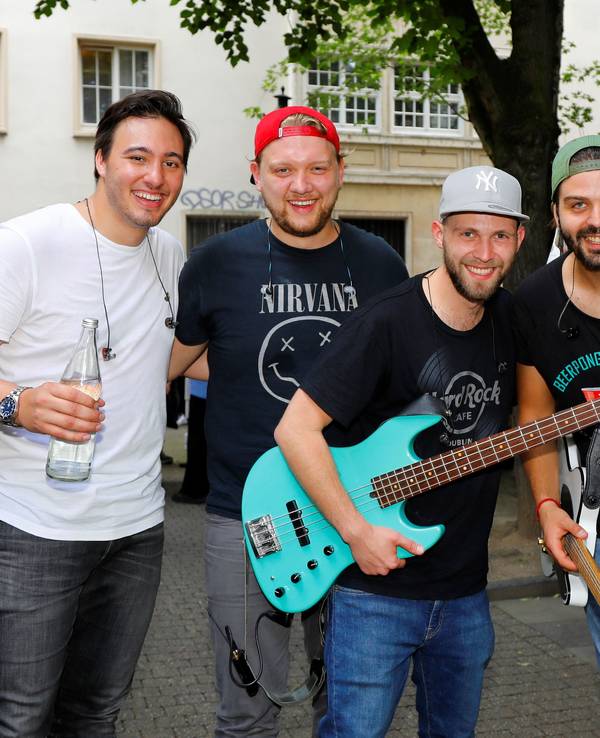 Die Band Lupo steht hinter der Bühne.