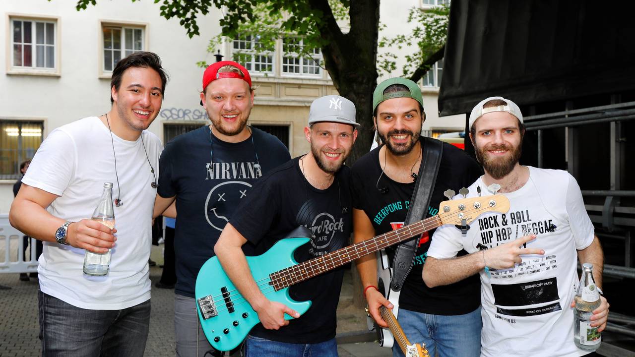 Die Band Lupo steht hinter der Bühne.