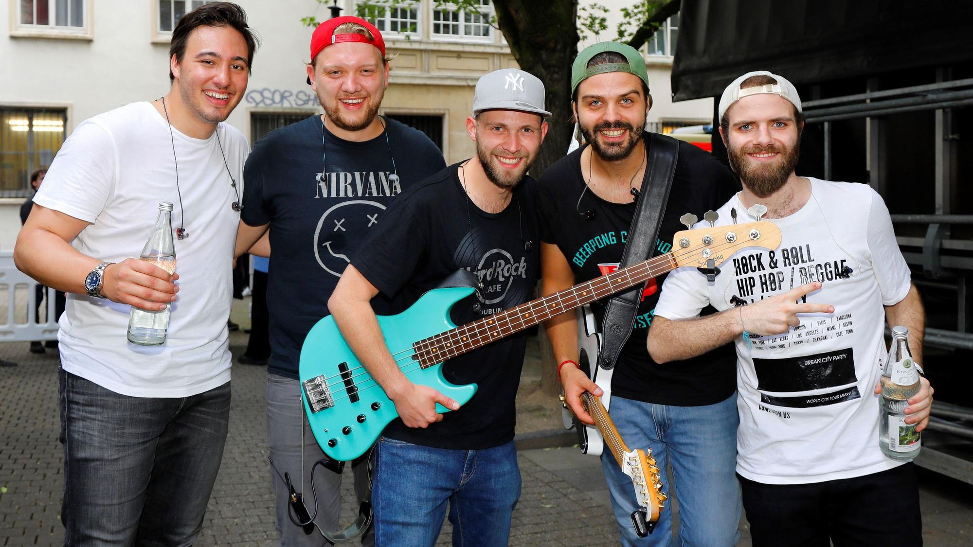 Die Band Lupo steht hinter der Bühne.