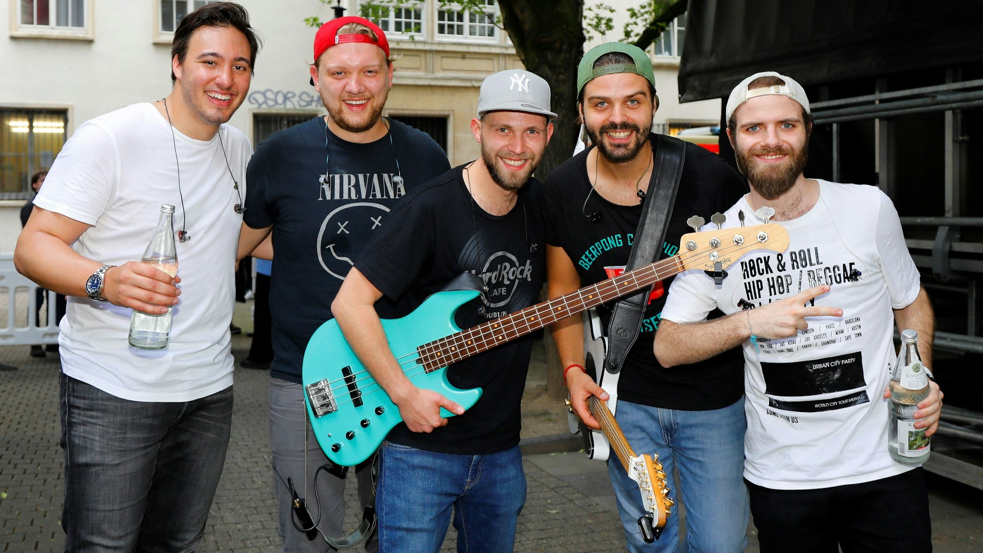 Die Band Lupo steht hinter der Bühne.