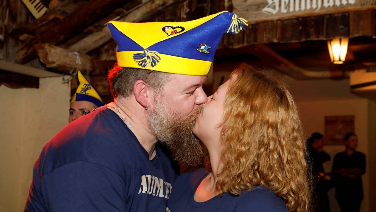 Rumtreiber-Sänger Timo Hamacher küsst seine Freundin Jana.