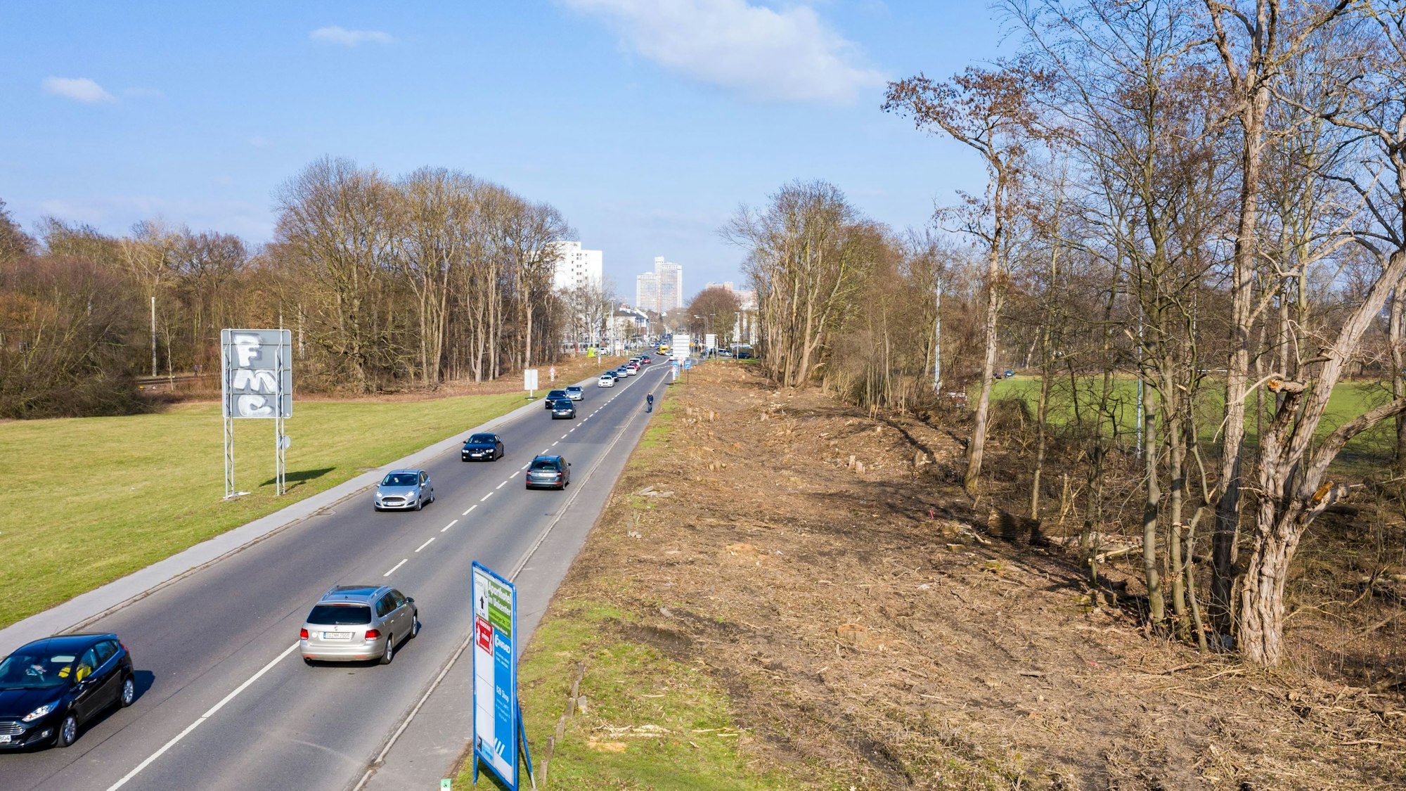 Autos auf der Luxemburger Straße zwischen Köln und Hürth, die in Richtung A4 und zur Auffahrt Köln-Klettenberg führt.