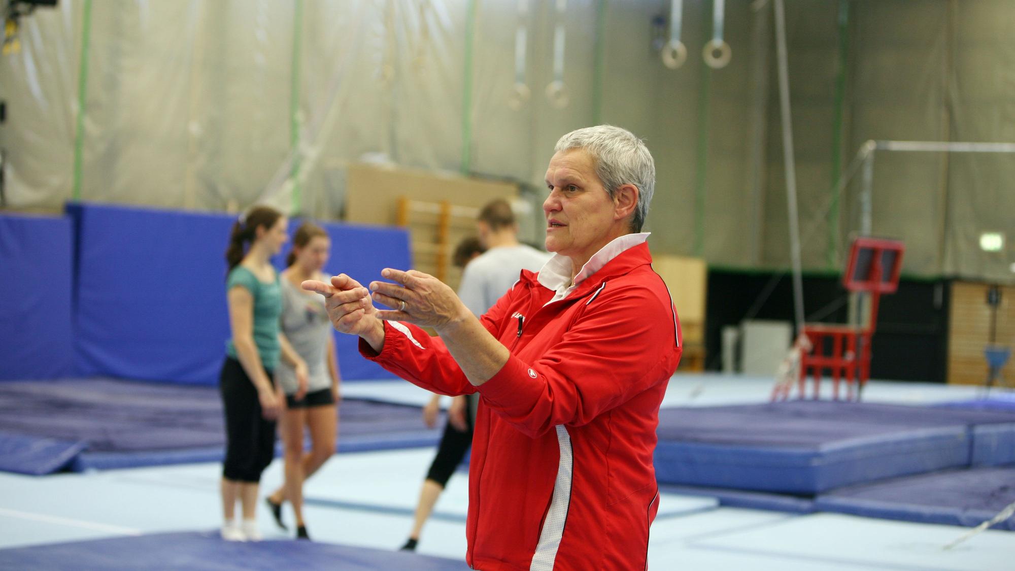 Eine Dozentin erklärt in einem Turnkurs an der Sporthochschule in Köln eine Bewegung.