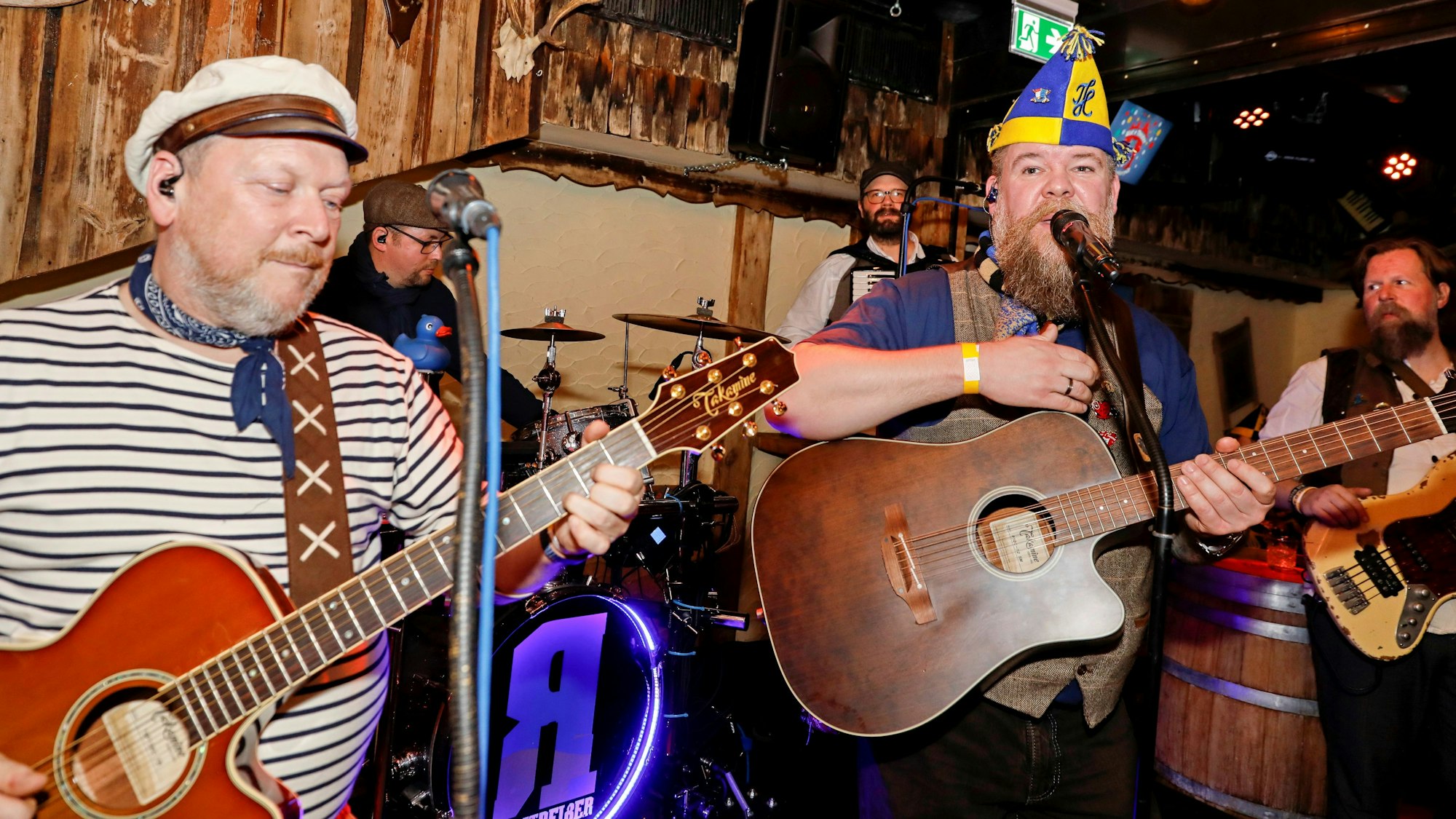 Die Rumtreiber stehen auf der Bühne.