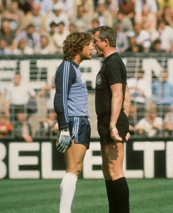 Toni Schumacher Nase an Nase mit Schiedsrichter Dieter Pauly.