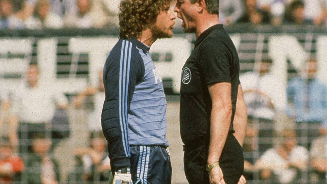 Toni Schumacher Nase an Nase mit Schiedsrichter Dieter Pauly.