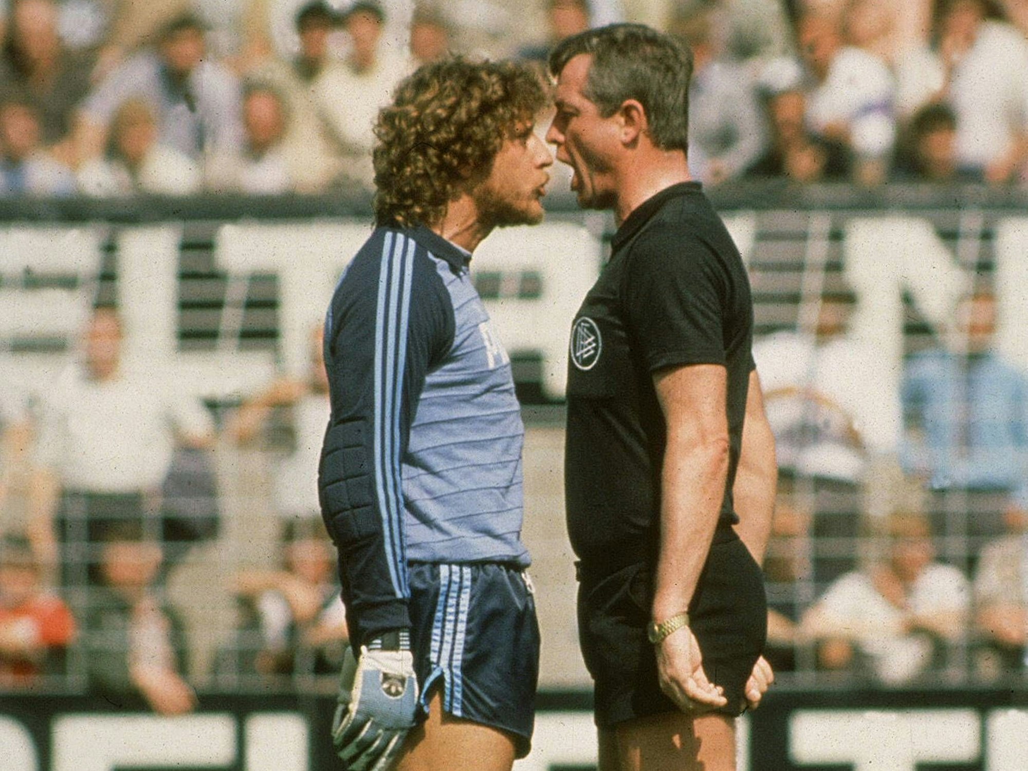 Toni Schumacher Nase an Nase mit Schiedsrichter Dieter Pauly.