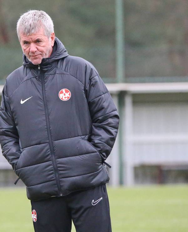 Kaiserslauterns Cheftrainer Friedhelm Funkel steht auf dem Trainingsplatz.