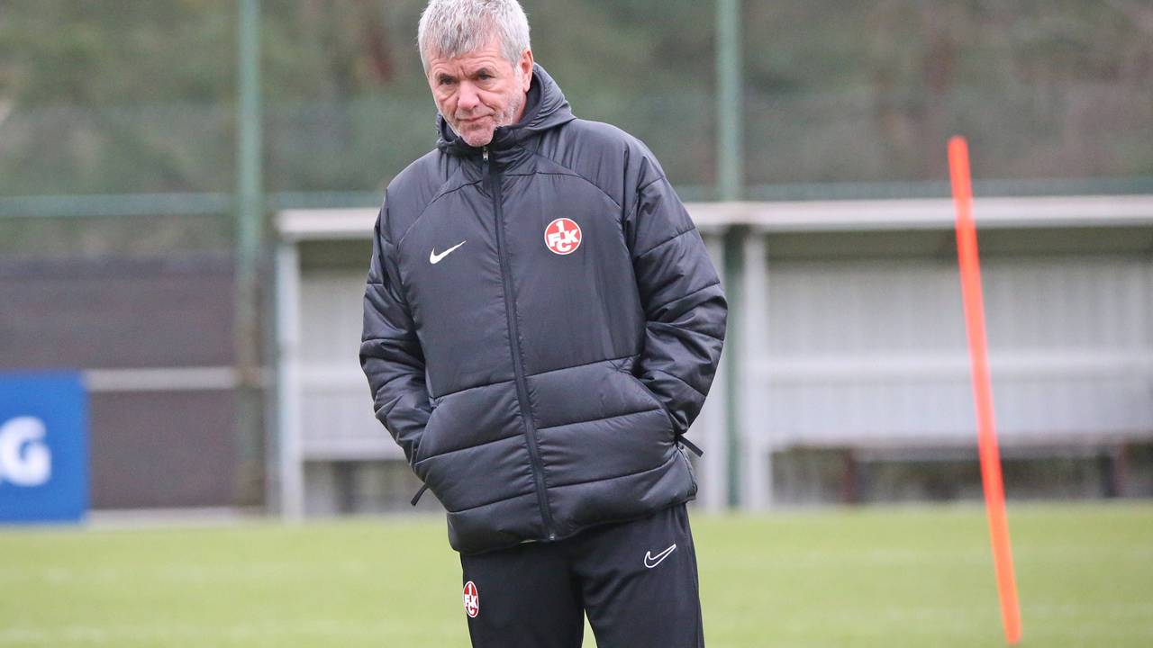 Kaiserslauterns Cheftrainer Friedhelm Funkel steht auf dem Trainingsplatz.