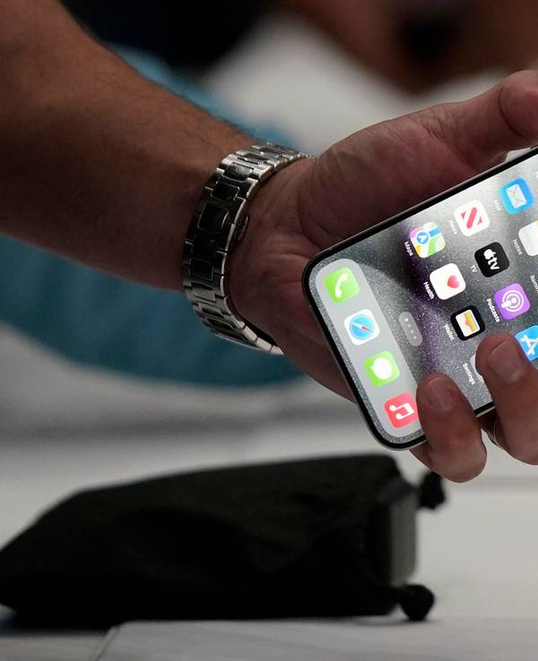 Das iPhone 15 Pro bei seiner Vorstellung im September 2023 in Cupertino (Kalifornien).