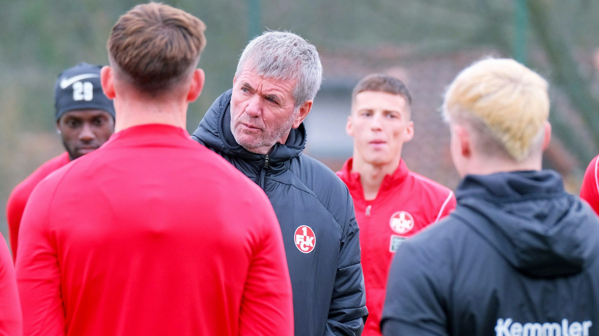 Friedhelm Funkel spricht mit den Spielern.