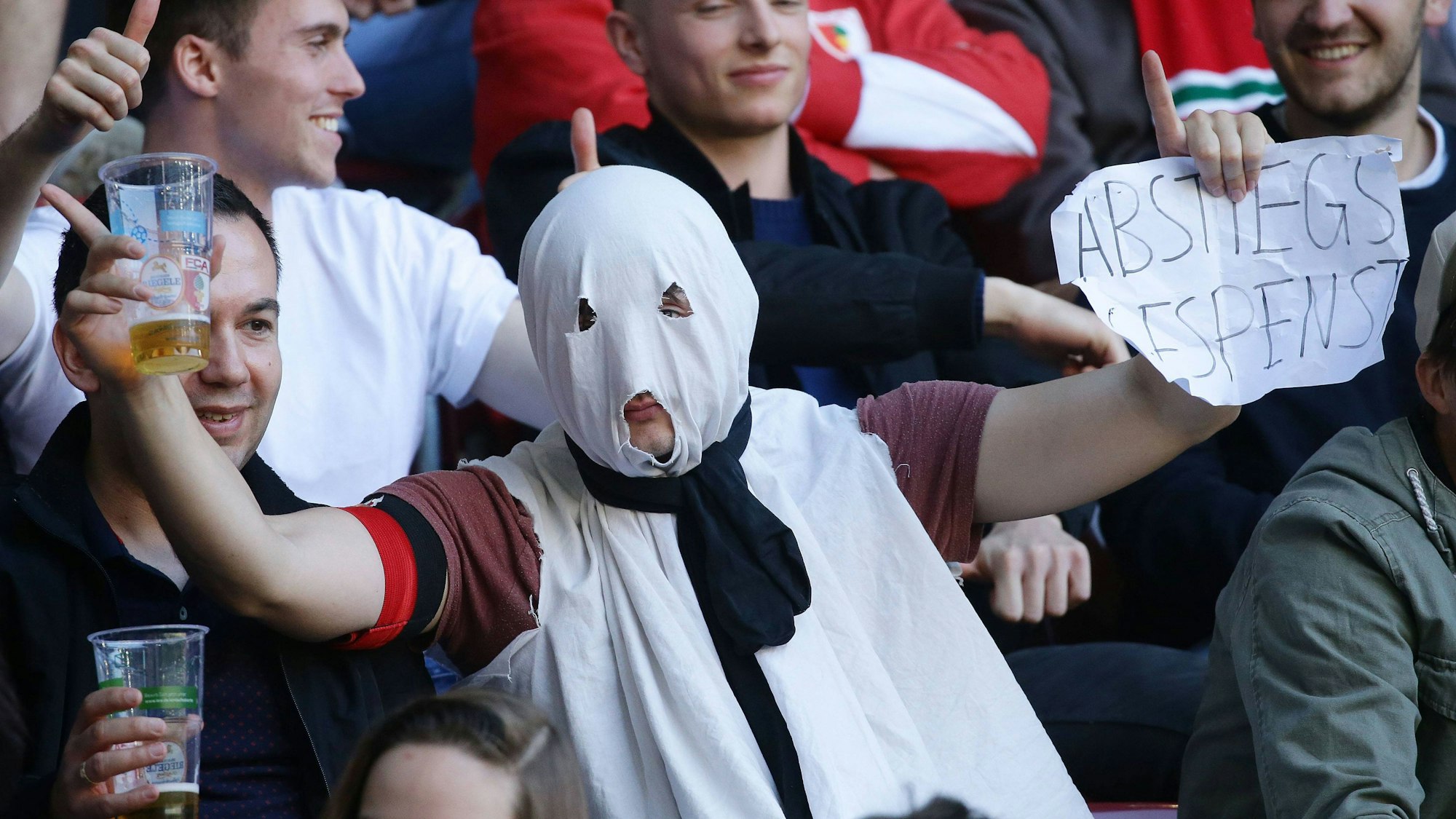 Das Abstiegsgespenst beim FC Augsburg auf der Tribüne.