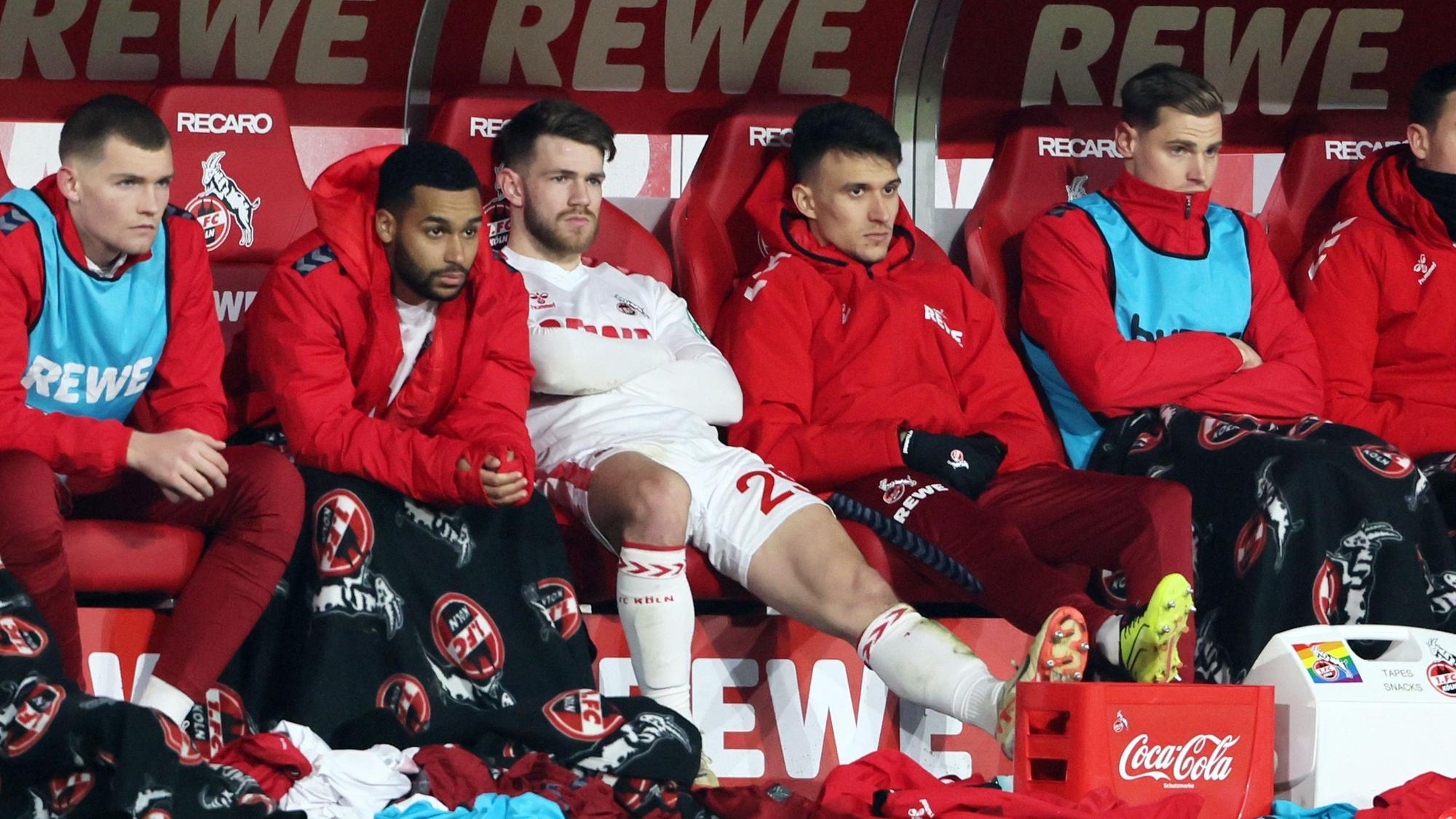Luca Kilian, Linton Maina, Jan Thielmann, Dejan Ljubicic sowie Steffen Tigges auf der Bank beim 1. FC Köln.