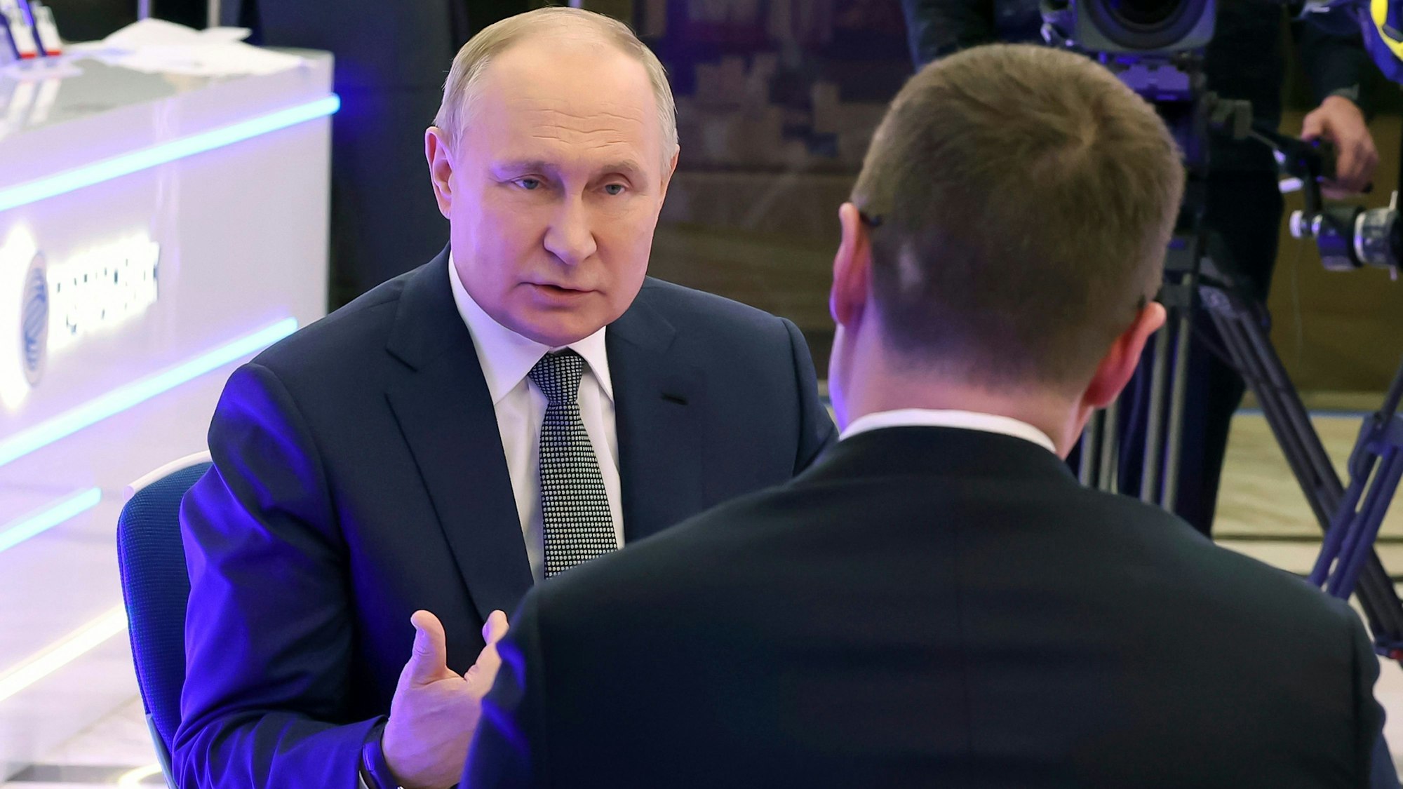 Der Kreml veröffentlichte am Mittwochabend auf seinem Telegram-Kanal Auszüge des Interviews für die Sendung „Moskau. Kreml. Putin“.