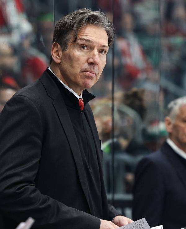 Trainer Uwe Krupp schaut angespannt beim Spiel der Kölner Haie gegen Augsburg.