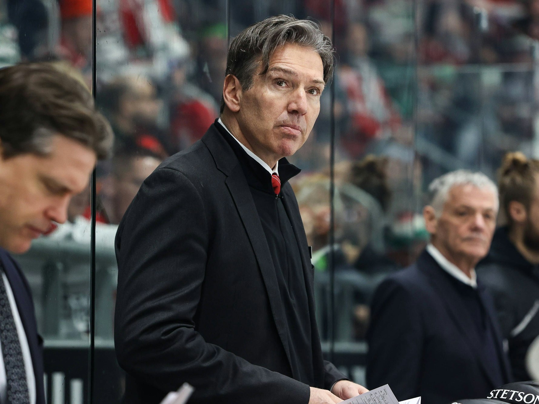 Trainer Uwe Krupp schaut angespannt beim Spiel der Kölner Haie gegen Augsburg.