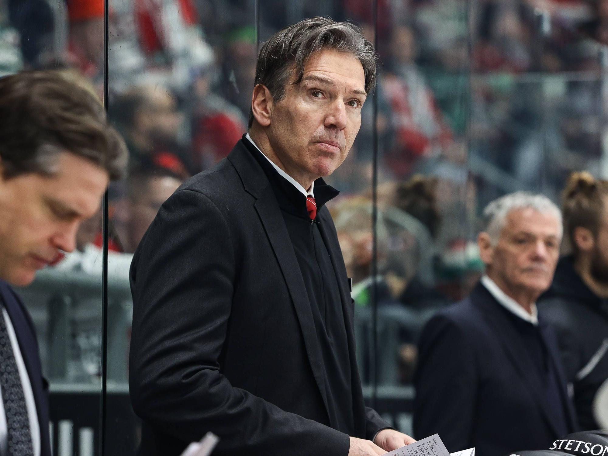 Trainer Uwe Krupp schaut angespannt beim Spiel der Kölner Haie gegen Augsburg.