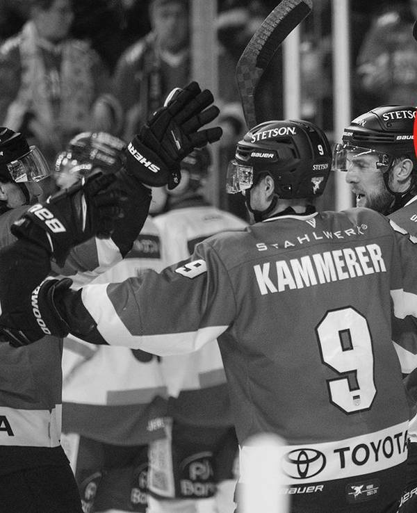 Kölner Haie umarmen sich auf dem Eishockey Feld