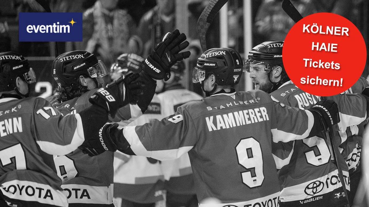 Kölner Haie umarmen sich auf dem Eishockey Feld