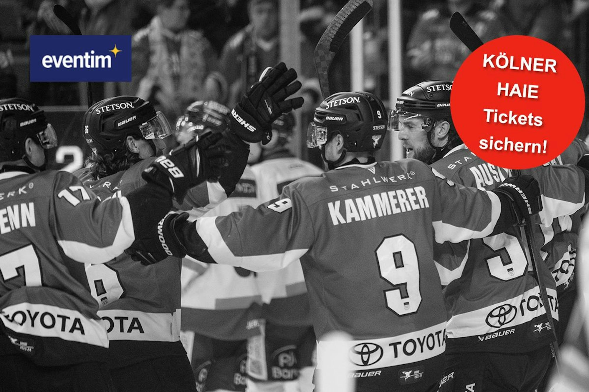 Kölner Haie umarmen sich auf dem Eishockey Feld