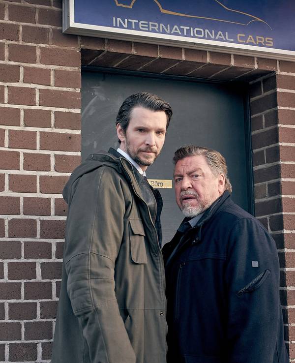 Hauptkommissar Fredo Schulz (Armin Rohde, r) arbeitet mit seinem Kollegen Radu Lupescu (Sabin Tambrea) in „Der gute Bulle - Heaven can wait“.