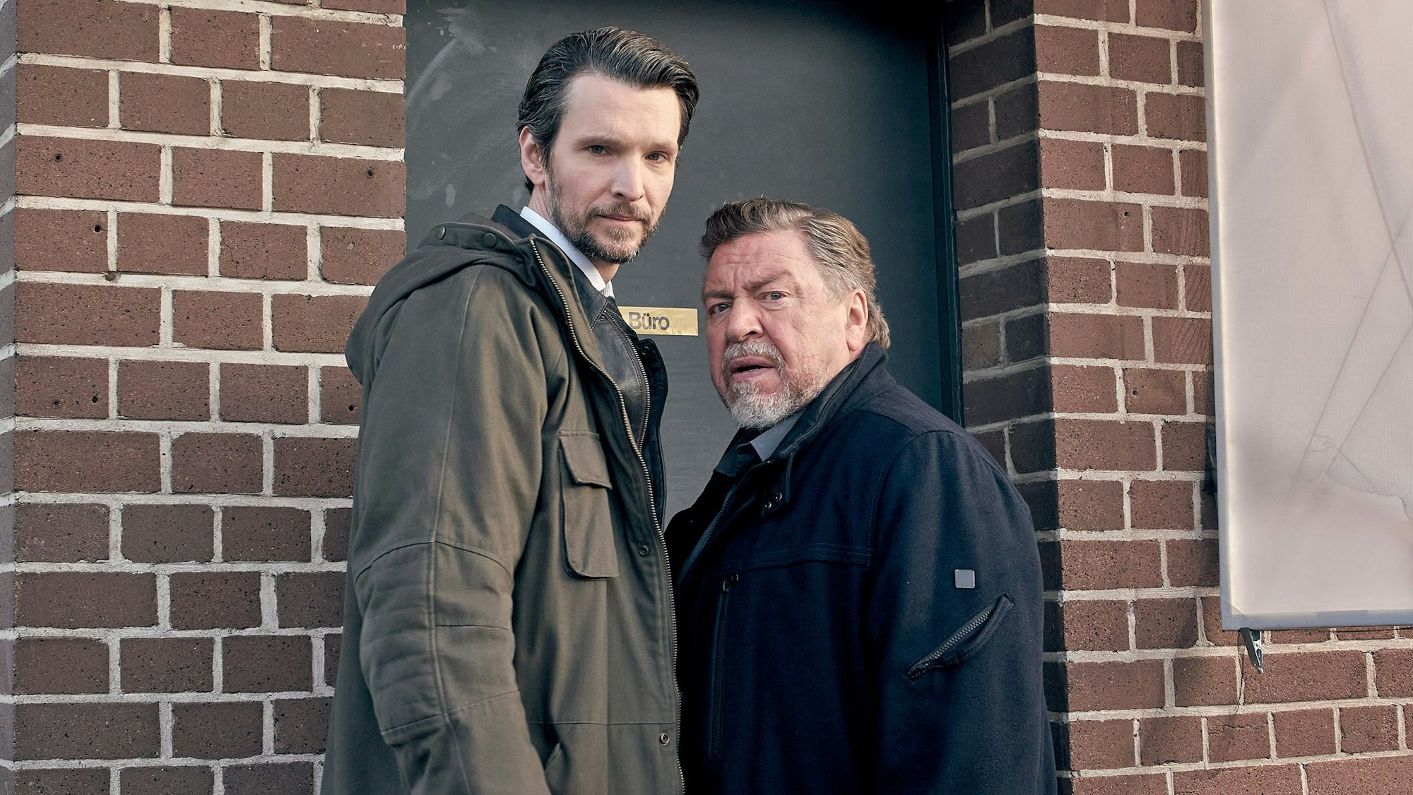 Hauptkommissar Fredo Schulz (Armin Rohde, r) arbeitet mit seinem Kollegen Radu Lupescu (Sabin Tambrea) in „Der gute Bulle - Heaven can wait“.