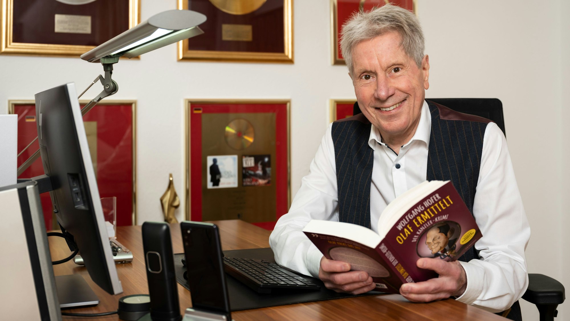 Wolfgang Hofer sitzt am Schreibtisch.