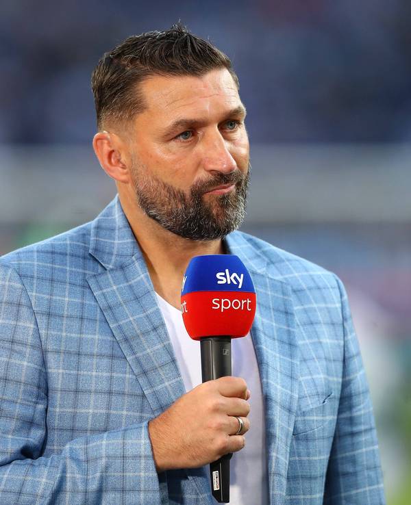 Sky-Experte Torsten Mattuschka steht mit Mikrofon beim Spiel Hannover 96 gegen den Hamburger SV im Stadion.