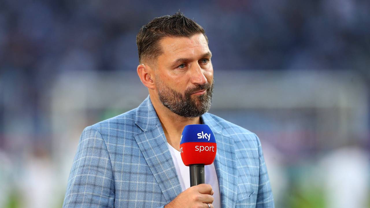 Sky-Experte Torsten Mattuschka steht mit Mikrofon beim Spiel Hannover 96 gegen den Hamburger SV im Stadion.