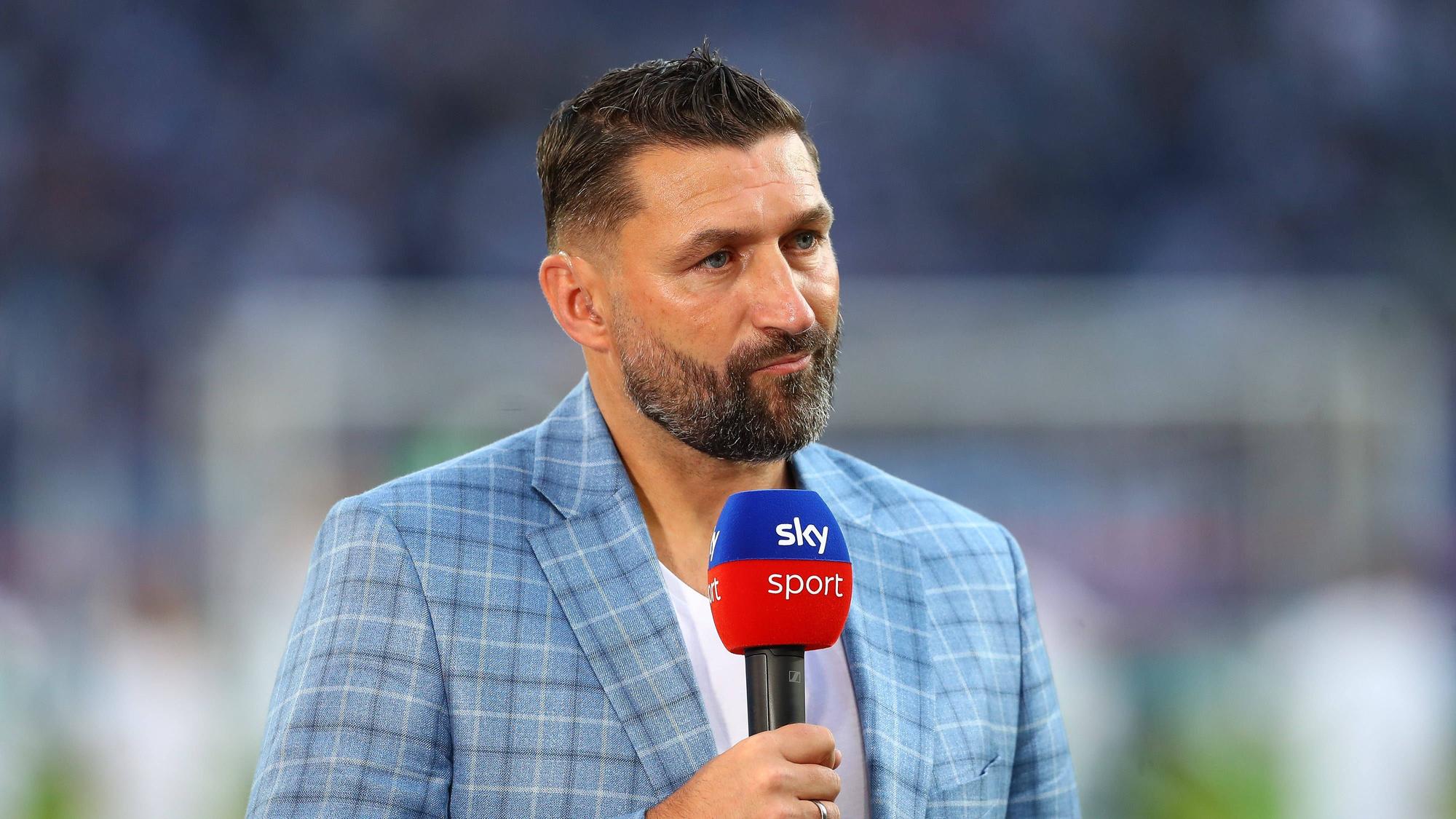 Sky-Experte Torsten Mattuschka steht mit Mikrofon beim Spiel Hannover 96 gegen den Hamburger SV im Stadion.