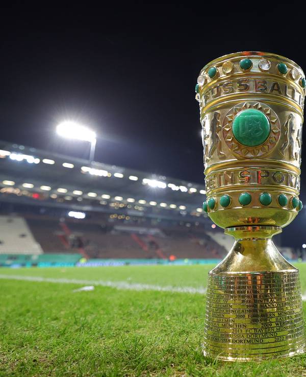 Der DFB-Pokal steht am Millerntor auf dem Rasen.
